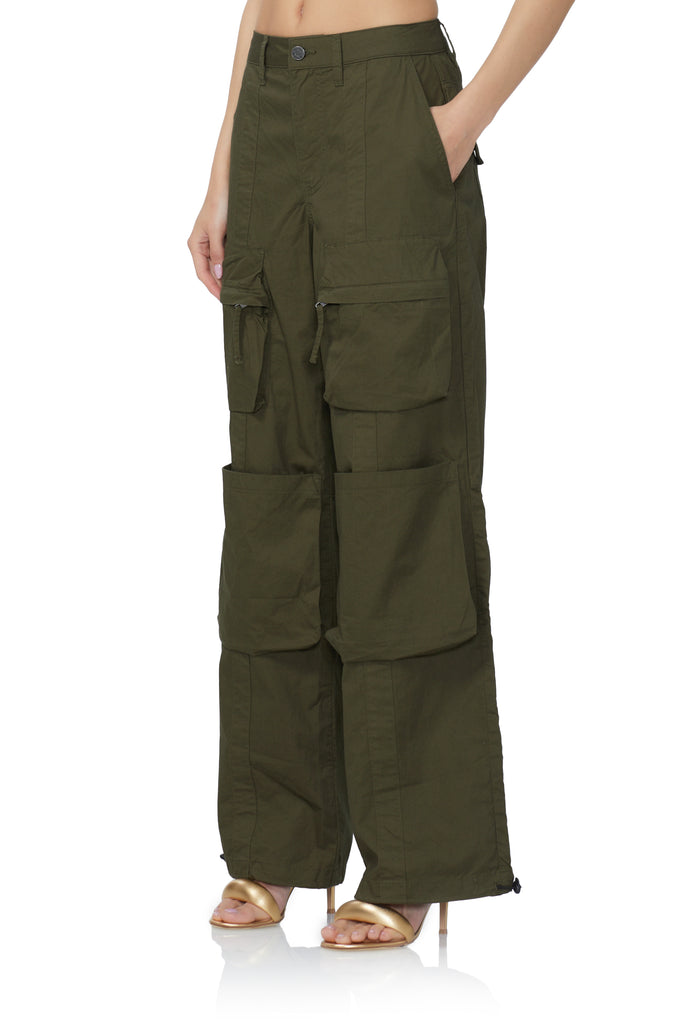 women's low rise wide leg cargo pant in olive night print