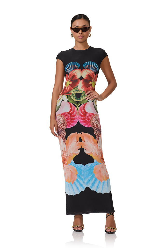 women's maxi length t-shirt shaped dress with capped sleeve in hibiscus shell print